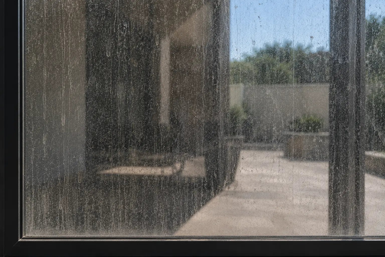 Vitre extérieure très sale avec traces d'eau, poussière et calcaire, avant nettoyage professionnel EcoClean